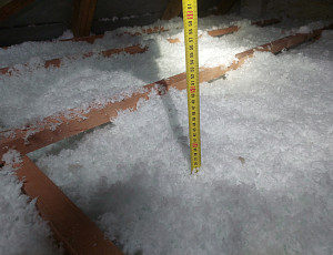 Zateplení stropu rodinného domu pomocí foukané izolace